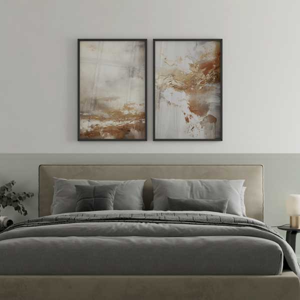 Ensemble de deux tableaux abstraits avec formes fluides, textures éthérées, tons blanc, beige, gris doux et doré cuivré, dans un style abstrait contemporain. Disponible sur kudeko.com