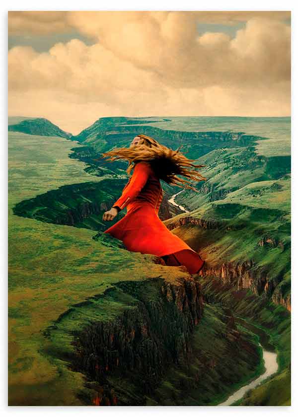 Cuadro collage surrealista de niña corriendo sobre un valle entre montañas