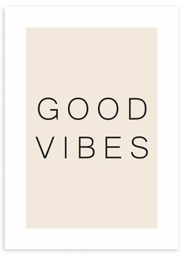 Gerahmtes Wandbild mit Schriftzug GOOD VIBES in schwarzer Typografie, hellbeigem Hintergrund, zentrierter Komposition und modernem minimalistischem Stil. Erhältlich auf kudeko.com