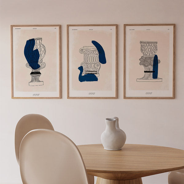 Ensemble de trois tableaux avec vase et colonnes grecques, traits noirs fins, bleu profond sur fond beige rosé, style minimaliste et épuré pour décoration murale. Disponible sur kudeko.com