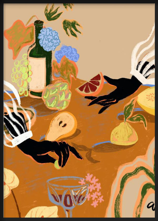 Cuadro de bodegón con manos negras, botella, uvas, cítricos, pera e higo en tonos tierra, beige, verde y azul suave, de estilo ilustración. Disponible en kudeko.com