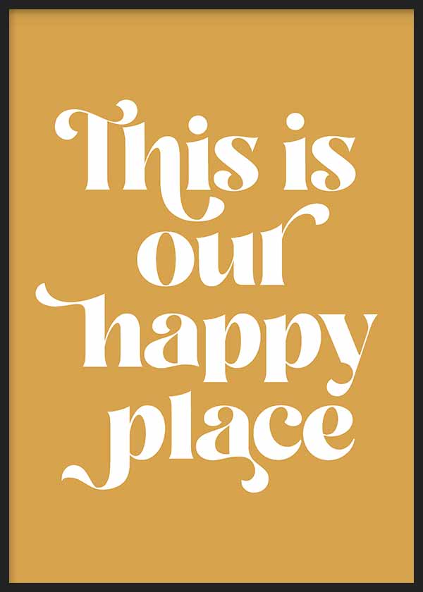 Quadro emoldurado com a frase decorativa This is our happy place em tipografia branca grande sobre fundo mostarda, num estilo moderno, gráfico e com mensagem. Disponível em kudeko.com