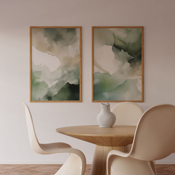 Conjunto de dois quadros com formas abstratas orgânicas em verde sálvia, creme, bege e verde escuro, composição fluida de estilo abstrato contemporâneo e sereno. Disponível em kudeko.com