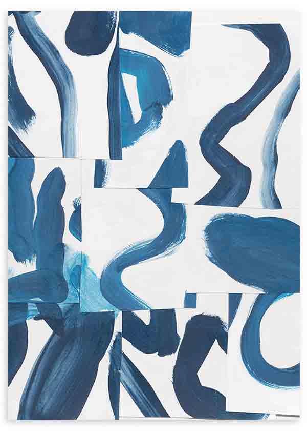 Wandbild mit fragmentierten abstrakten Formen in Indigo blau, Himmelblau und Petrolblau auf weißem Hintergrund, mit zeitgenössischer Komposition im abstrakten Stil und gestischen Linien. Erhältlich auf kudeko.com