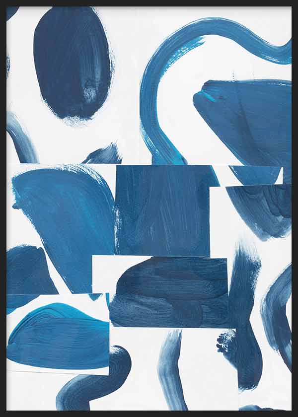 Wandbild mit abstrakter Komposition aus geschwungenen Formen und unregelmäßigen Blöcken in Indigo blau, Petrolblau und Türkis auf weißem Hintergrund, im modernen abstrakten Stil. Erhältlich auf kudeko.com