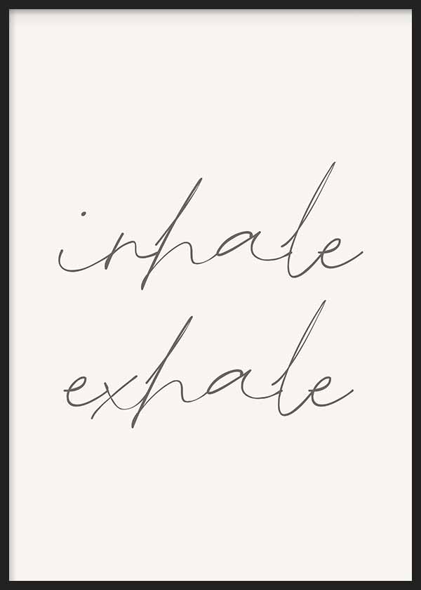 Gerahmtes Wandbild mit den Worten inhale exhale in feiner schwarzer Kalligrafie auf hellbeigem Hintergrund, klare Typografie und ruhiger minimalistischer Stil. Erhältlich auf kudeko.com