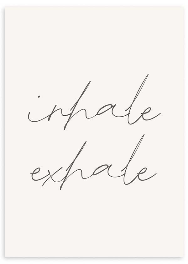 Tableau encadré avec les mots inhale exhale en calligraphie noire fine sur fond beige clair, style typographique épuré et ambiance minimaliste apaisante. Disponible sur kudeko.com