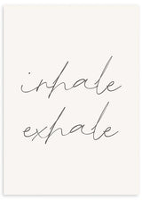 Cuadro con frase "Inhale Exhale" con fondo beige, estilo nórdico. Una obra relajante para colgar en cualquier estancia de la casa.