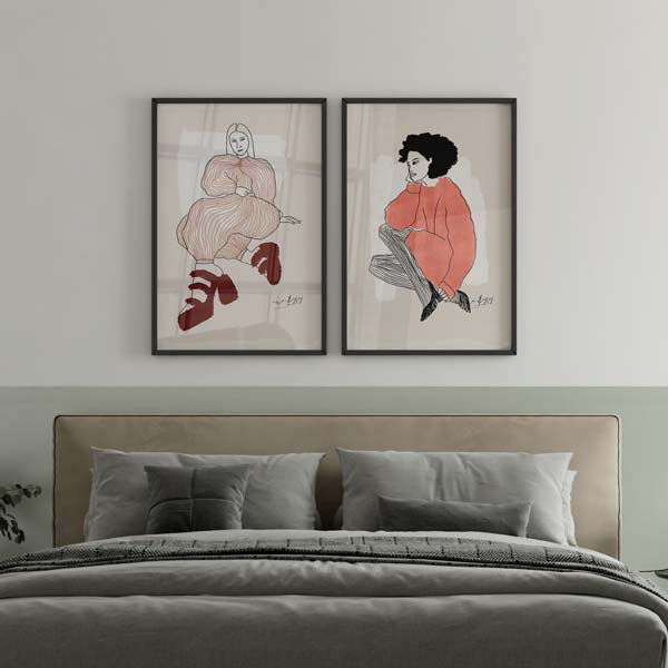 Cuadro de ilustración artística de mujer con jersey rojos sobre fondo beige. Una obra cargada de estilo.