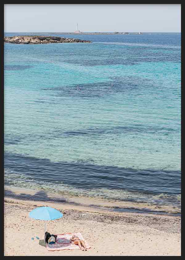 Tableau de plage méditerranéenne avec mer turquoise, sable clair, parasol bleu, deux personnes au repos et style photographique aux tons bleus, beige et blancs. Disponible sur kudeko.com