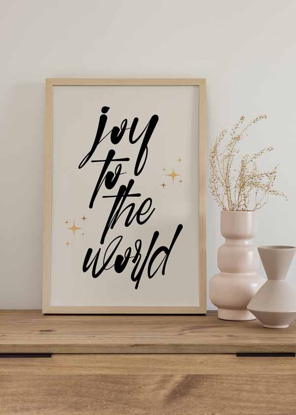 Cuadro de estilo nórdico con frase "Joy to the world". Traducida al español la frase sería "Alegría para el mundo"