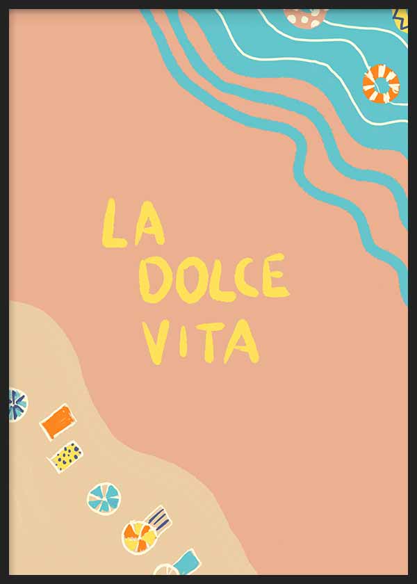 Cuadro con frase La Dolce Vita sobre composición playera en tonos coral, turquesa y beige, con mar ondulado, arena, flotadores y bebidas de estilo con frases. Disponible en kudeko.com