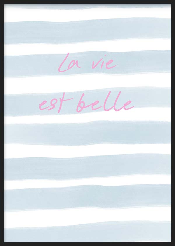 Cuadro con frase La vie est belle sobre franjas azul cielo y blancas, con tipografía rosa suave y estilo con frases. Disponible en kudeko.com