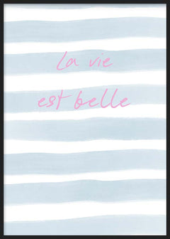 Cuadro con frase La vie est belle sobre franjas azul cielo y blancas, con tipografía rosa suave y estilo con frases. Disponible en kudeko.com