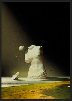 Cuadro de paisaje espacial con torso de escultura clásica blanca, esferas flotantes, suelo dorado y verde oliva, fondo negro y estilo abstracto. Disponible en kudeko.com
