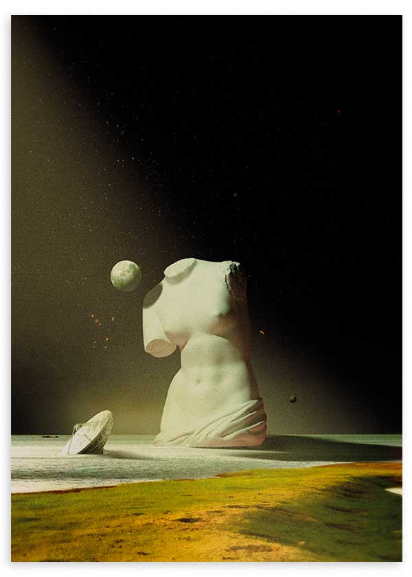 Cuadro de paisaje espacial con torso de escultura clásica blanca, esferas flotantes, suelo dorado y verde oliva, fondo negro y estilo abstracto. Disponible en kudeko.com