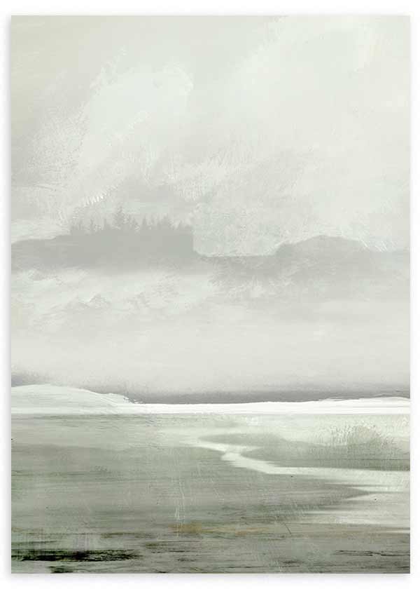Wandbild mit Seenlandschaft in Graugrün, leichtem Nebel, zarten Bergen, weichem Horizont und natürlichem Landschaftsstil. Erhältlich auf kudeko.com