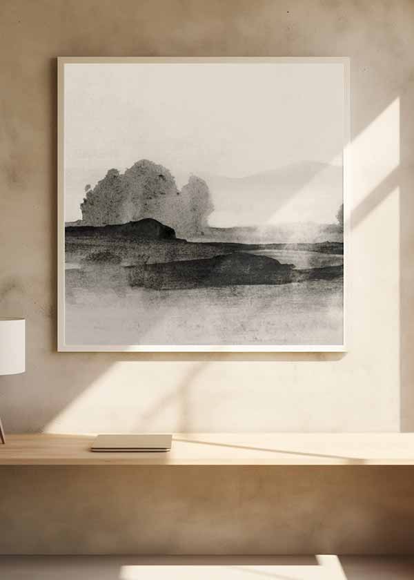 Quadratisches Wandbild mit Landschaft aus Hügeln, Baumgruppen und Wasser in Schwarz, Rauchgrau und hellem Beige, mit diffuser Komposition im minimalistischen Stil. Erhältlich auf kudeko.com