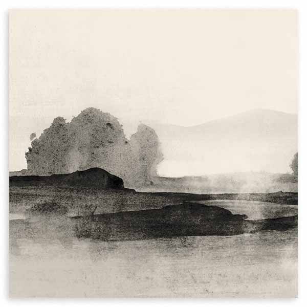 Quadratisches Wandbild mit Landschaft aus Hügeln, Baumgruppen und Wasser in Schwarz, Rauchgrau und hellem Beige, mit diffuser Komposition im minimalistischen Stil. Erhältlich auf kudeko.com