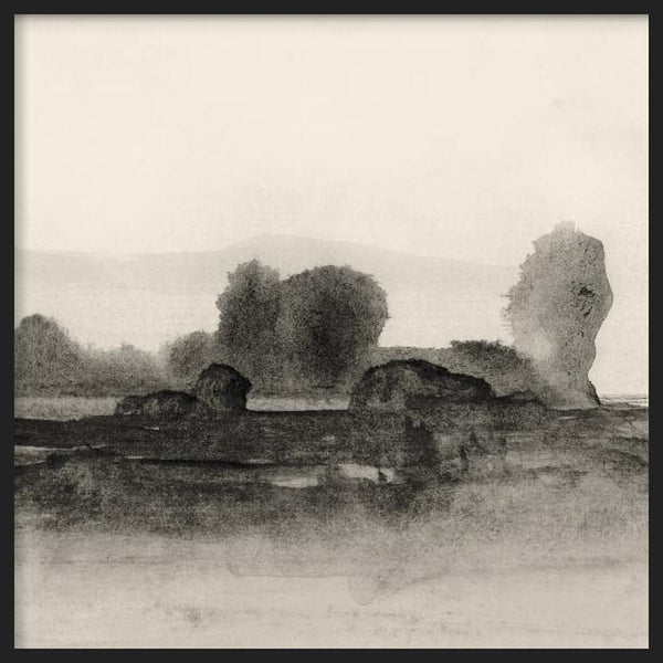 Cuadro cuadrado con paisaje abstracto de árboles, rocas y horizonte brumoso en tonos negro, gris y beige suave, de estilo abstracto. Disponible en kudeko.com