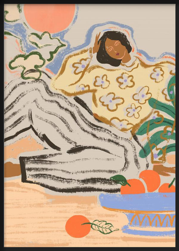 Cuadro de mujer recostada con jersey floral, pantalón a rayas, plantas verdes, cuenco azul con naranjas y sol coral, en estilo ilustración. Disponible en kudeko.com