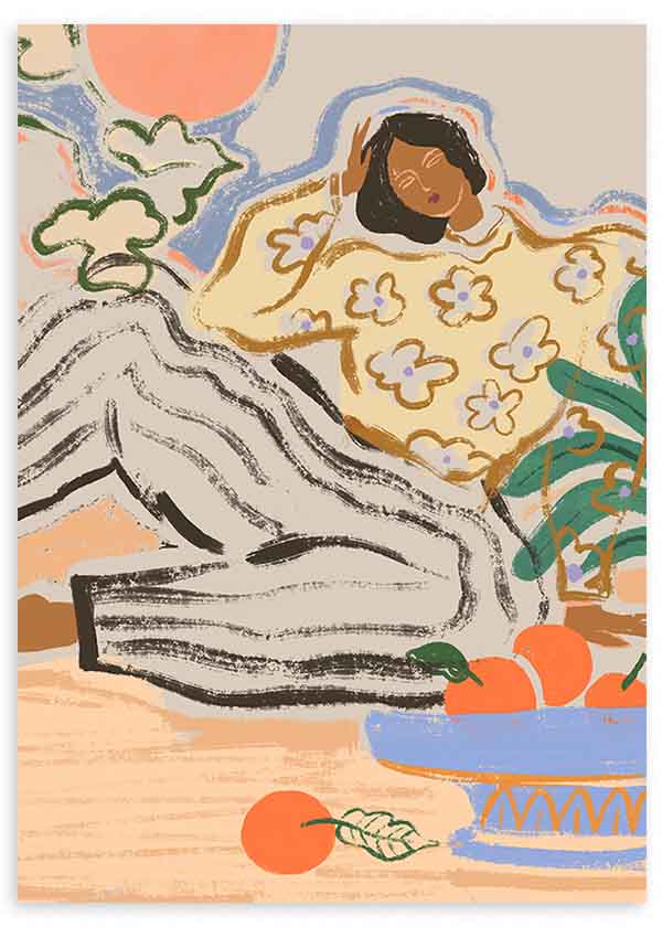 Quadro emoldurado com mulher reclinada de camisola floral, calças às riscas, plantas verdes, taça azul com laranjas e sol coral, em estilo de ilustração com tons quentes e naturais. Disponível em kudeko.com