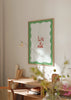Quadro decorativo de estilo minimalista e orgânico colocado numa cozinha, com frase decorativa alegre em tons frescos, modelo Life is good. Disponível em kudeko.com