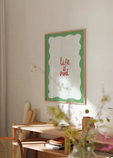 Quadro decorativo de estilo minimalista e orgânico colocado numa cozinha, com frase decorativa alegre em tons frescos, modelo Life is good. Disponível em kudeko.com