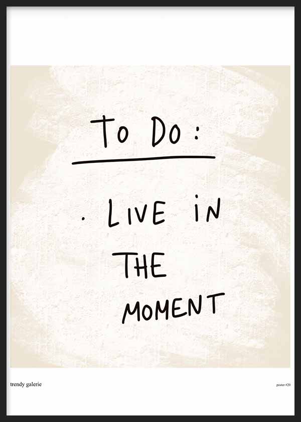 Cuadro con frase To Do: Live in the Moment en tipografía negra sobre fondo beige claro de textura suave, estilo con frases. Disponible en kudeko.com