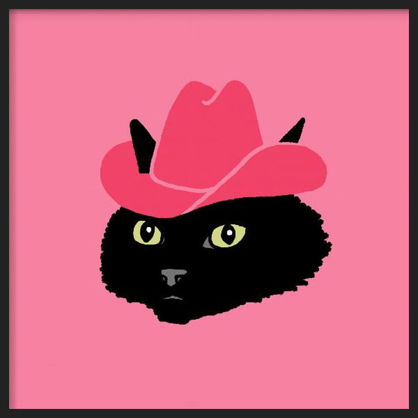 Cuadro cuadrado con gato negro de ojos amarillo verdoso y sombrero vaquero rosa sobre fondo rosa, en estilo ilustración. Disponible en kudeko.com