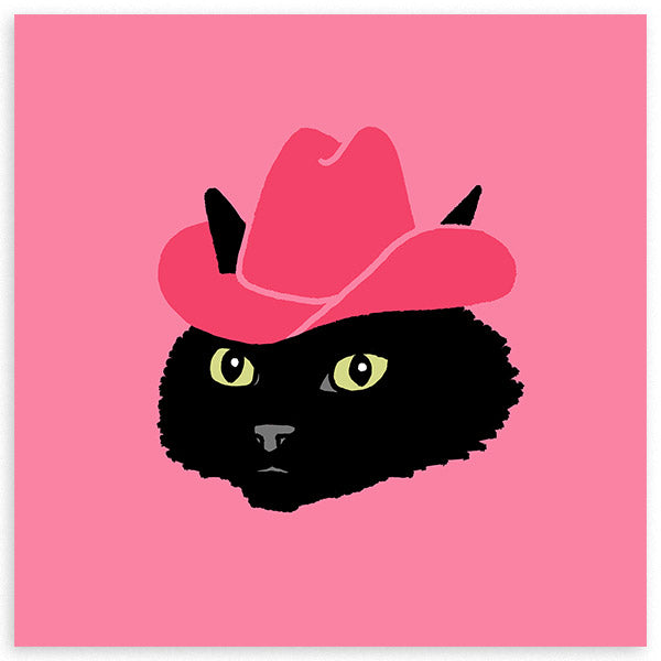 Quadro quadrado com cabeça de gato preto, olhos amarelo esverdeado, chapéu de cowboy rosa, fundo rosa liso e estilo de ilustração pop descontraído. Disponível em kudeko.com