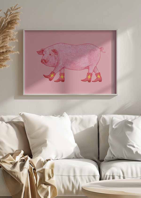 Horizontales Wandbild mit rosa Schwein im Profil vor rosa Hintergrund, roten Cowboystiefeln, gelben Sternen und verspieltem Illustrationsstil. Erhältlich auf kudeko.com