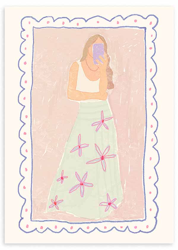 Quadro emoldurado com figura feminina a tirar uma selfie ao espelho, fundo rosa pastel, telemóvel lilás, saia verde-água com flores cor-de-rosa, estilo de ilustração delicado e contemporâneo. Disponível em kudeko.com