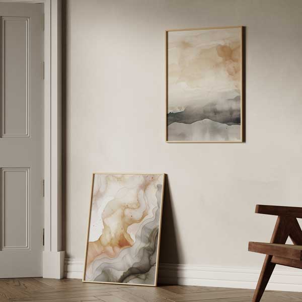 Ensemble de deux tableaux avec formes abstraites fluides en beige, sable, gris fumée et noir doux, composition organique au style abstrait et lignes ondulées. Disponible sur kudeko.com