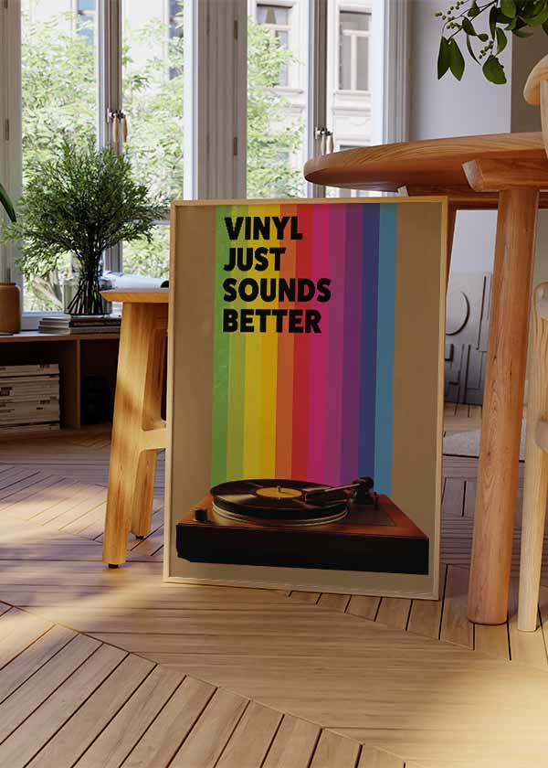 Cuadro con diseño retro de tocadiscos y la frase "VINYL JUST SOUNDS BETTER", disponible en kudeko.com.
