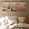 Cuadro de montañas superpuestas en tonos terracota, beige, crema, gris azulado y antracita, con bruma suave y estilo naturaleza y paisajes. Disponible en kudeko.com