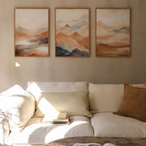 Cuadro de montañas superpuestas en tonos terracota, beige, crema, gris azulado y antracita, con bruma suave y estilo naturaleza y paisajes. Disponible en kudeko.com