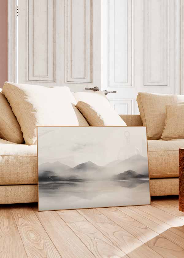 Cuadro horizontal de montañas brumosas reflejadas en un lago sereno, en tonos negro, gris y blanco, de estilo naturaleza y paisajes. Disponible en kudeko.com