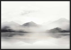Tableau horizontal de montagnes brumeuses reflétées sur un lac paisible, en noir, gris et blanc, avec un style nature élégant, éthéré et raffiné. Disponible sur kudeko.com