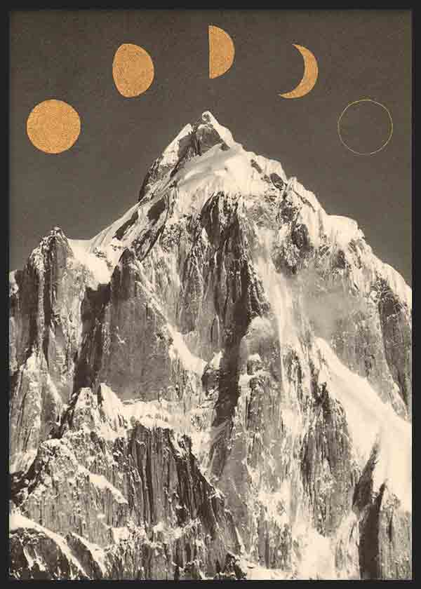 Gerahmtes Wandbild mit großem schneebedecktem Berg in Schwarz-Weiß, goldenen Kreisen und Monden auf dunklem Hintergrund, im Natur- und Landschaftsstil. Erhältlich auf kudeko.com