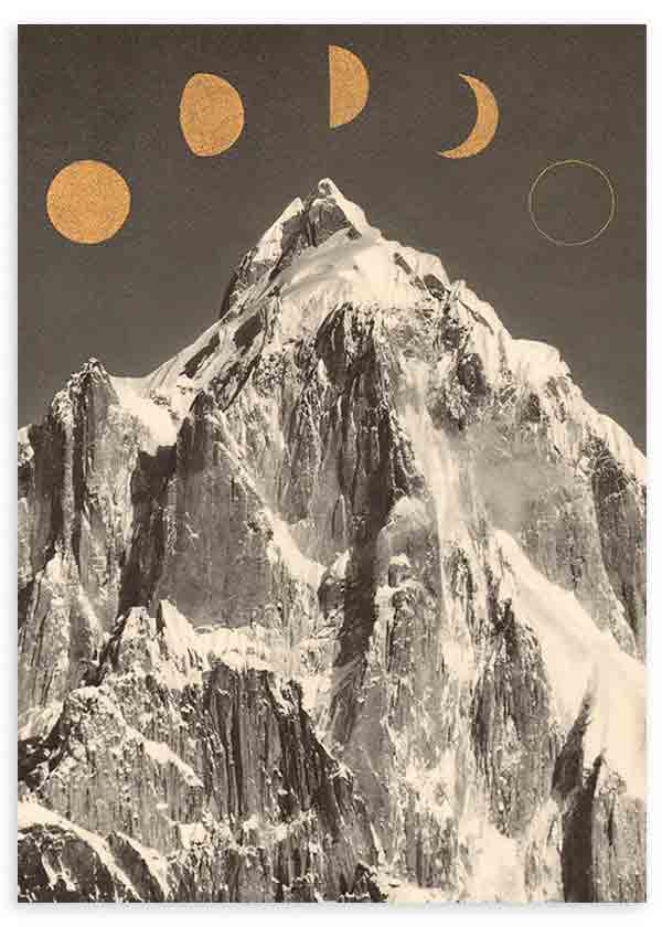 Cuadro de gran montaña nevada en blanco y negro, con círculos y lunas doradas sobre fondo oscuro, de estilo naturaleza y paisajes. Disponible en kudeko.com