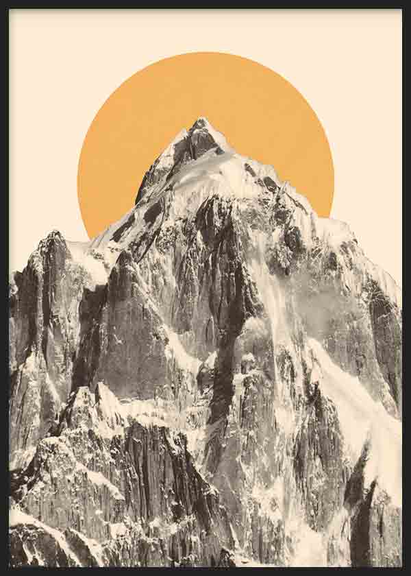 Gerahmtes Wandbild mit verschneitem Berg in Weiß, Schwarz und Grau, kreisförmiger senfgelber Sonne auf hellbeigem Hintergrund, im Stil Natur und Landschaften mit moderner Wirkung. Erhältlich auf kudeko.com