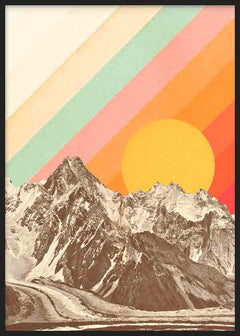 Gerahmtes Wandbild mit verschneiten Bergen in Sepiatönen, großer gelber Sonne und diagonalen Streifen in Orange, Koralle, Aqua und Creme im Vintage-Stil. Erhältlich auf kudeko.com