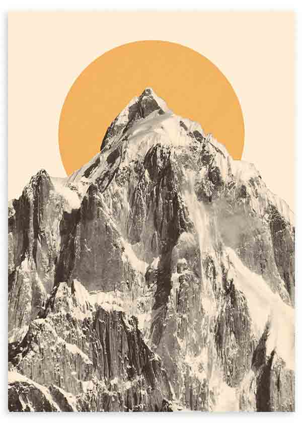 Gerahmtes Wandbild mit verschneitem Berg in Weiß, Schwarz und Grau, kreisförmiger senfgelber Sonne auf hellbeigem Hintergrund, im Stil Natur und Landschaften mit moderner Wirkung. Erhältlich auf kudeko.com