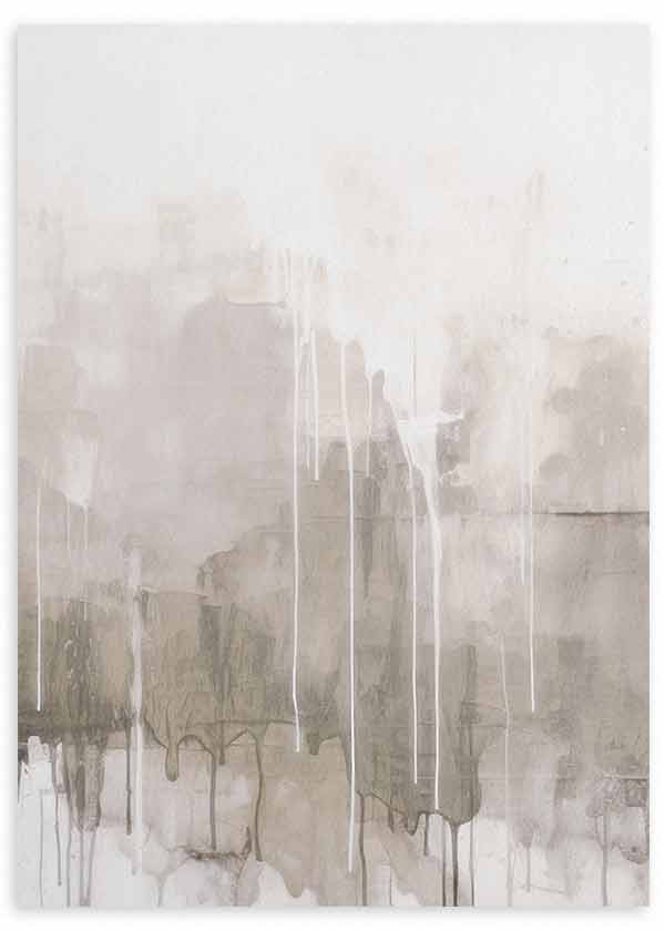 Cuadro abstracto en tonos beige, gris topo y blanco roto con formas difusas superpuestas y goteos suaves de estilo abstracto. Disponible en kudeko.com