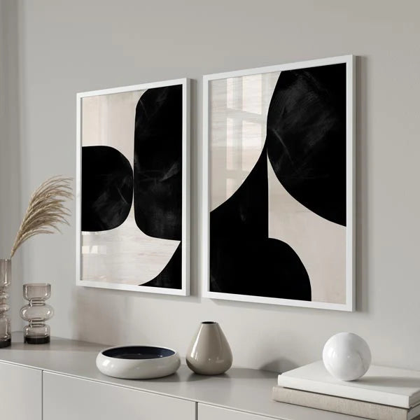 Conjunto de dos cuadros abstractos y minimalistas con formas en negro y fondo ligeramente marrón