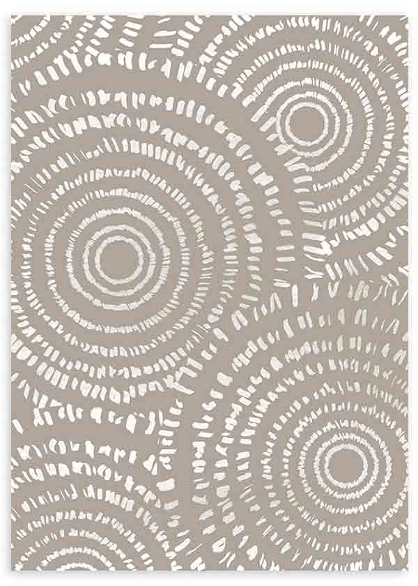 Cuadro con círculos concéntricos y formas curvas repetidas en blanco sobre fondo beige grisáceo, de estilo abstracto. Disponible en kudeko.com