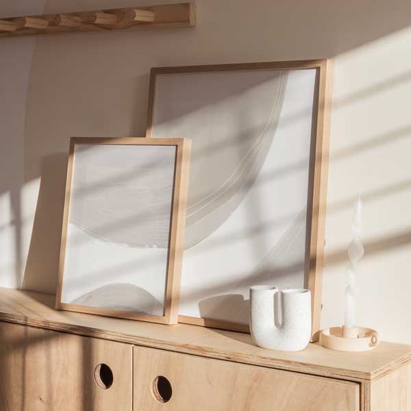 Ensemble de deux tableaux avec formes courbes abstraites en beige, sable et blanc cassé, sur fond clair, dans un style minimaliste et équilibré. Disponible sur kudeko.com