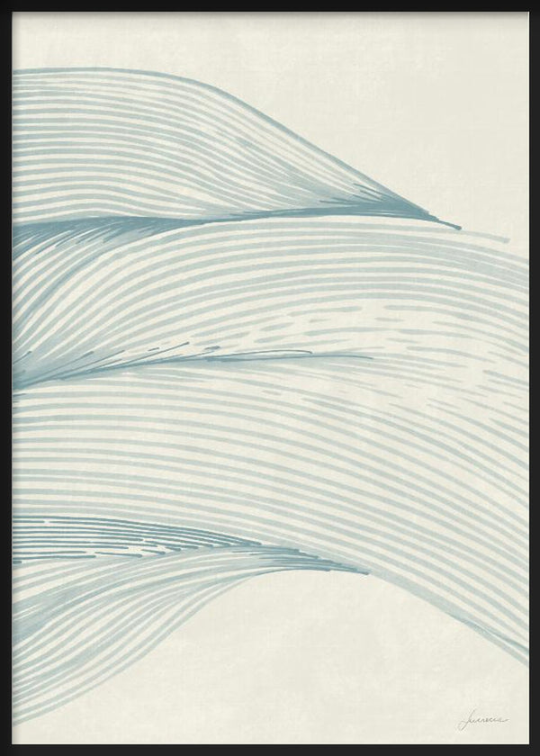 Cuadro de líneas onduladas inspiradas en el mar, con formas fluidas en azul grisáceo, blanco roto y fondo claro, de estilo abstracto. Disponible en kudeko.com
