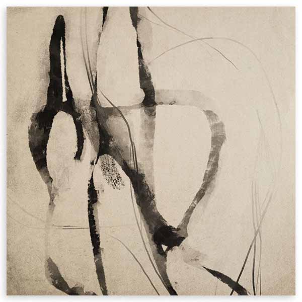Cuadro cuadrado con formas abstractas orgánicas en negro, gris y beige, sobre fondo claro con líneas suaves y composición fluida de estilo abstracto. Disponible en kudeko.com